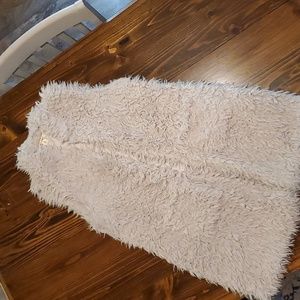 Adorable Women's fluffy long cream vest size Medium with 2 front pockets